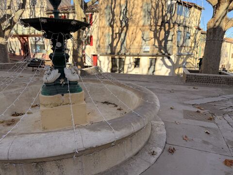 Local commercial 665 13880 Velaux