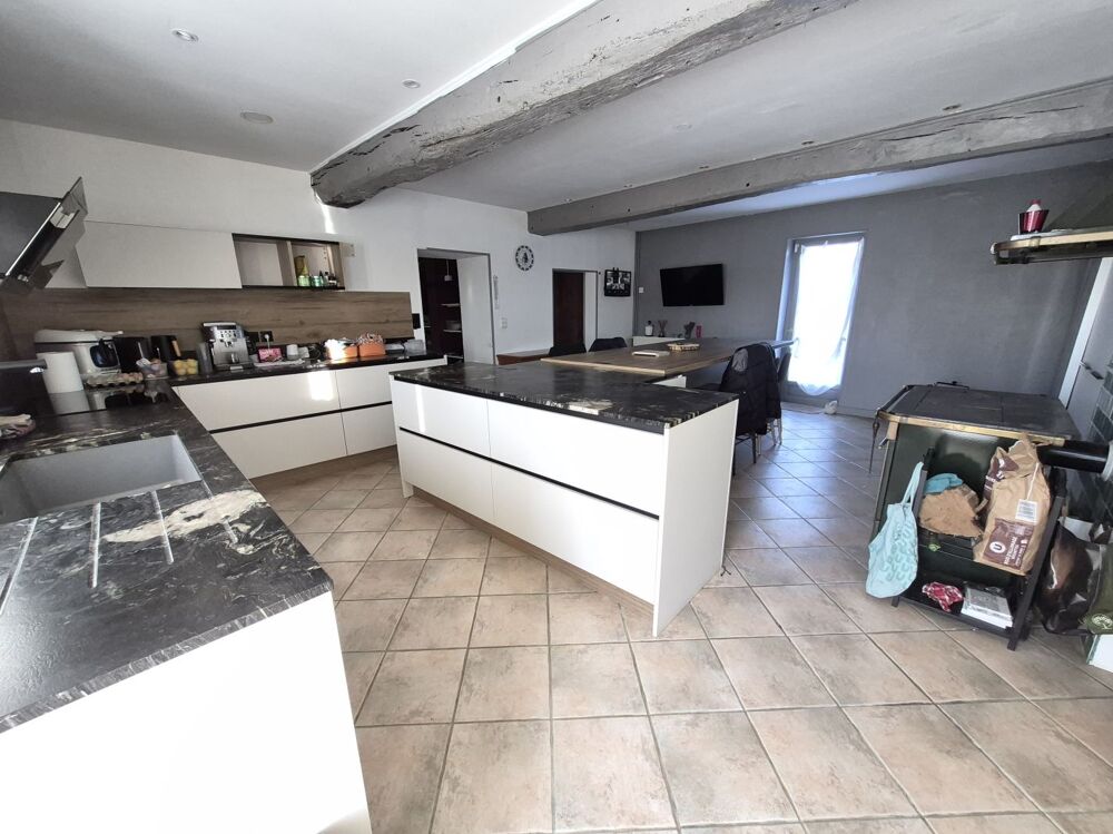 Maison avec dépendances et jardin