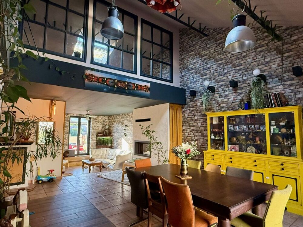 Maison de village avec terrasses et jardin