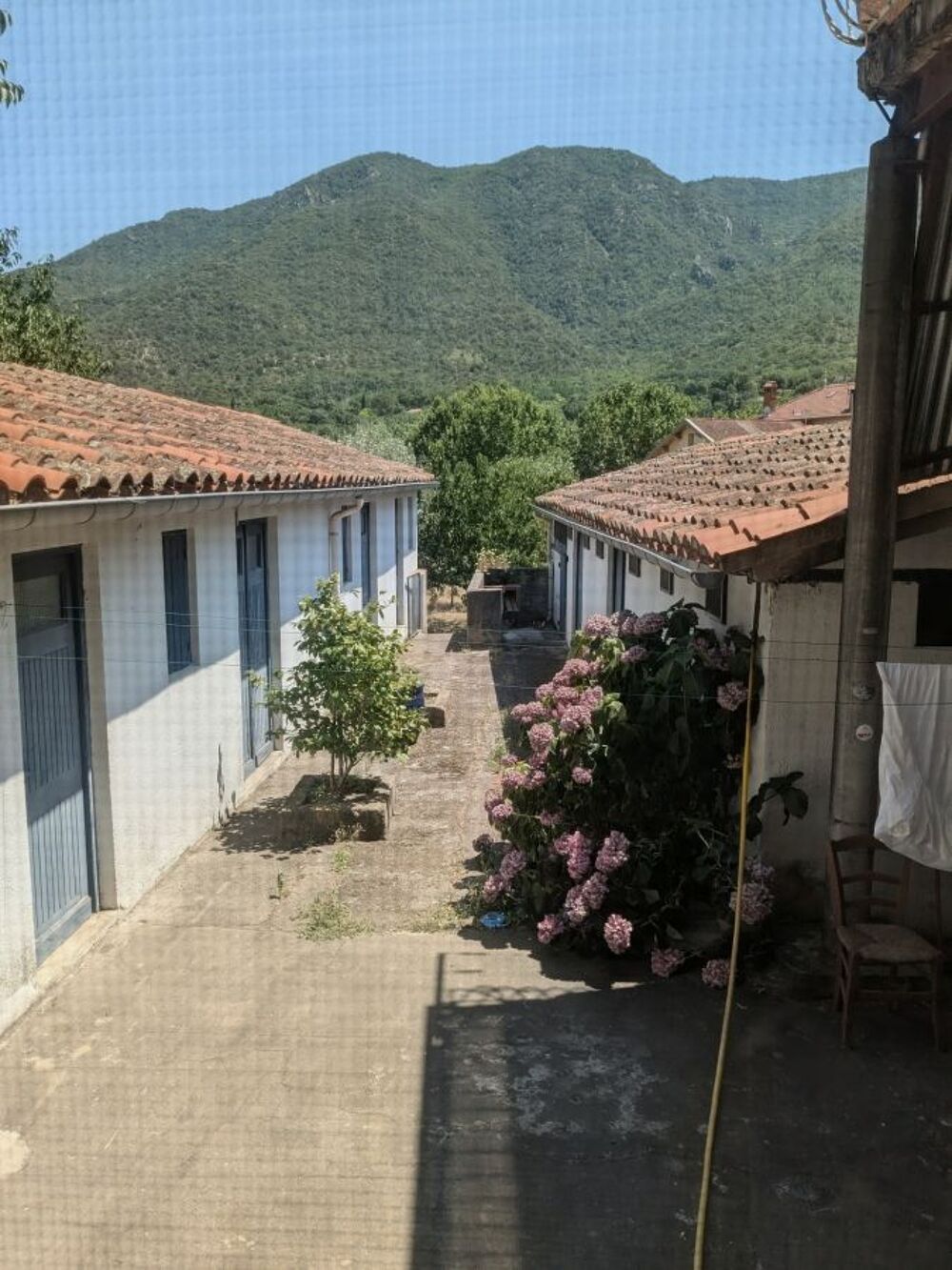 Maison avec cour et dépendances