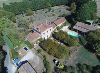 Maison 9 pièces 338 m² · à Ruffec · 338 m² · 425 000 €