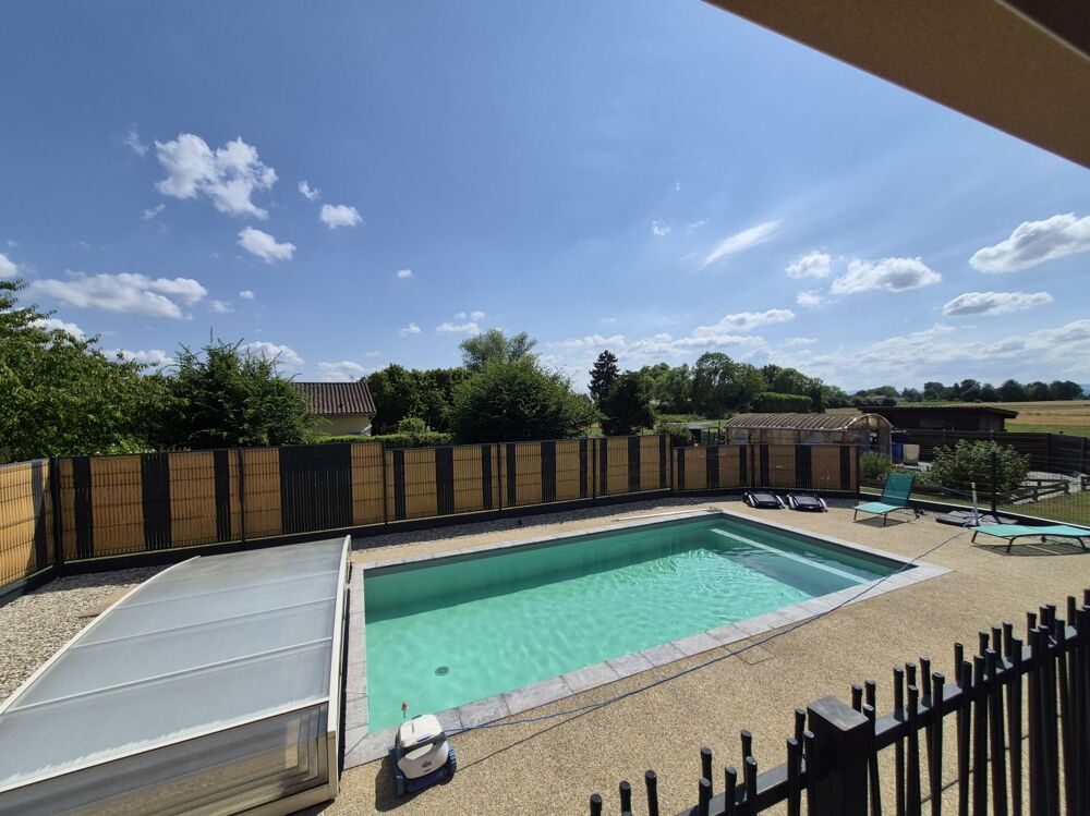 Maison avec piscine et spacieux terrain
