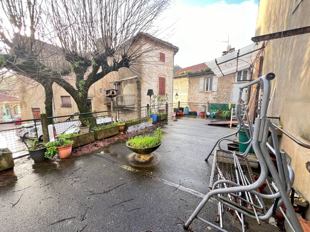 Maison de ville avec terrasse, 2 garages, 2 appt.