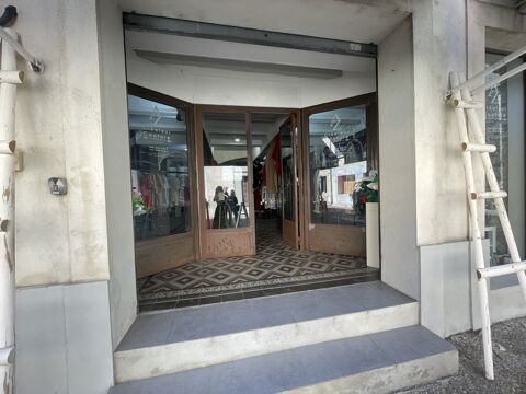 Local commercial Murs commerciaux libres 390000 30220 Aigues mortes