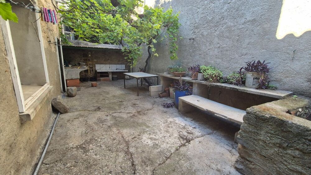 Maison AVEC COUR , DEPENDANCE et GARAGE