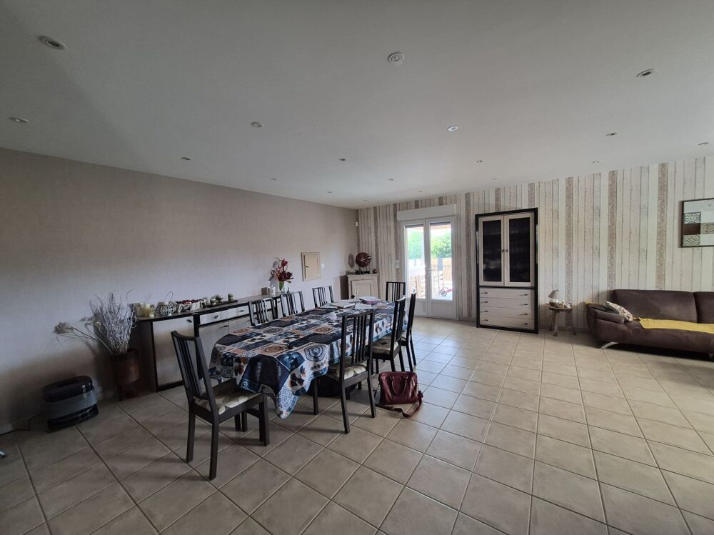 Maison avec piscine et spacieux terrain