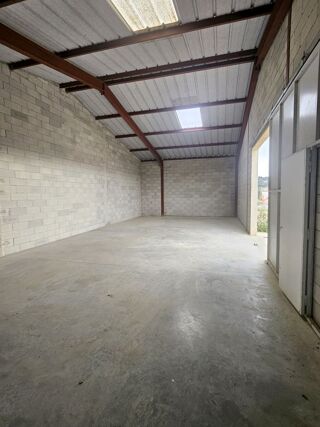  Parking / Garage à louer 1 pièce 93 m²