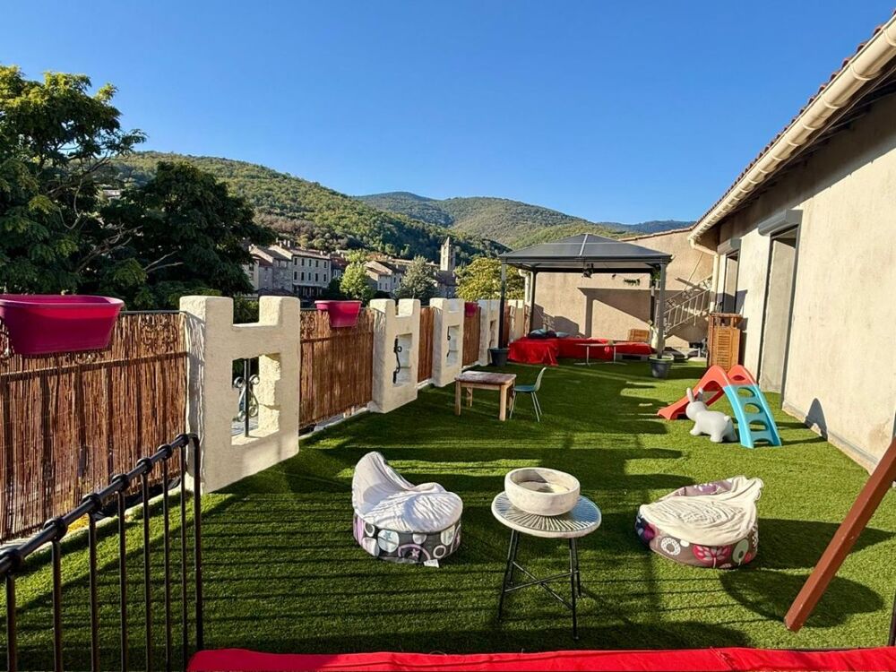 Maison de village avec terrasses et jardin
