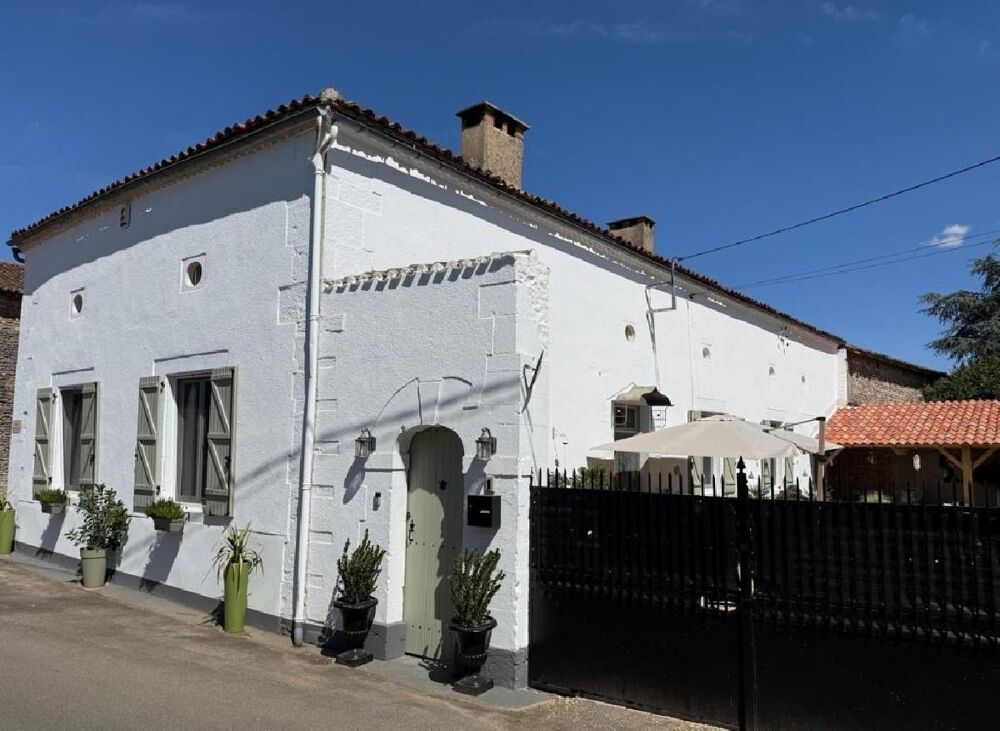 Maison 8 pièces 227 m² · à Civray · 227 m² · 244 500 €