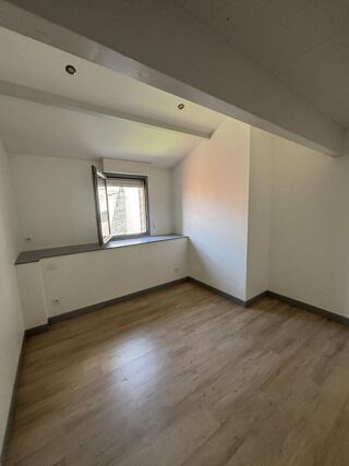  Appartement à louer 4 pièces 75 m²