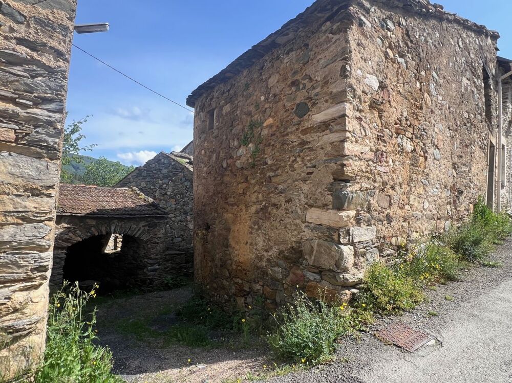 Maison de village Ensemble bâtiments en pierres