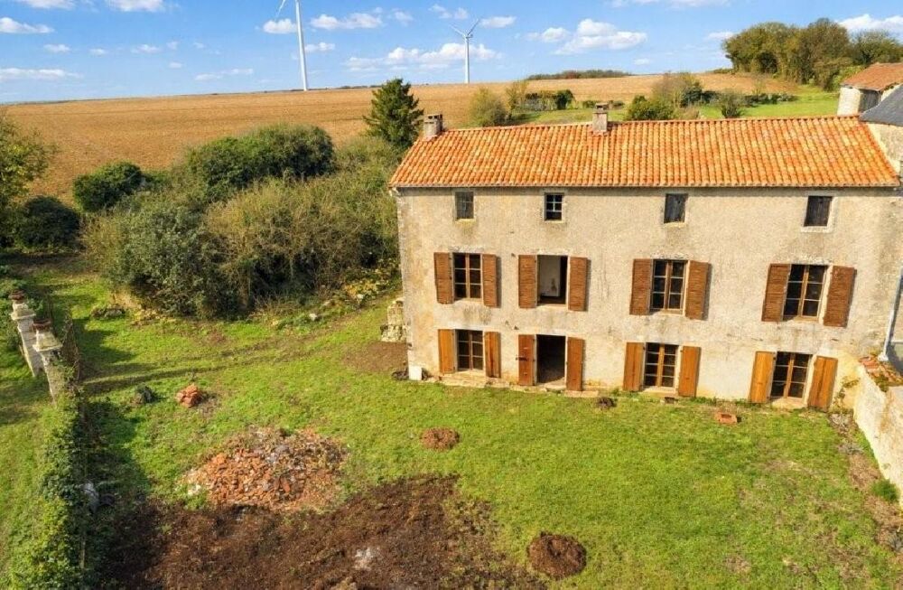 Maison 8 pièces 253 m² · à Ruffec · 253 m² · 86 000 €