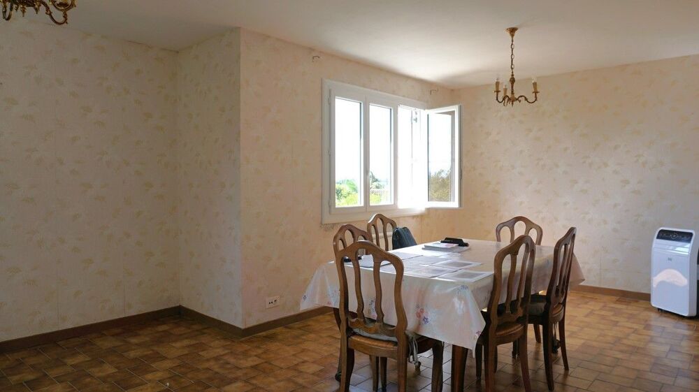 Maison traditionnelle avec jardin