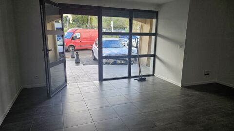   Local commercial À louer – Local commercial 77 m² – 
