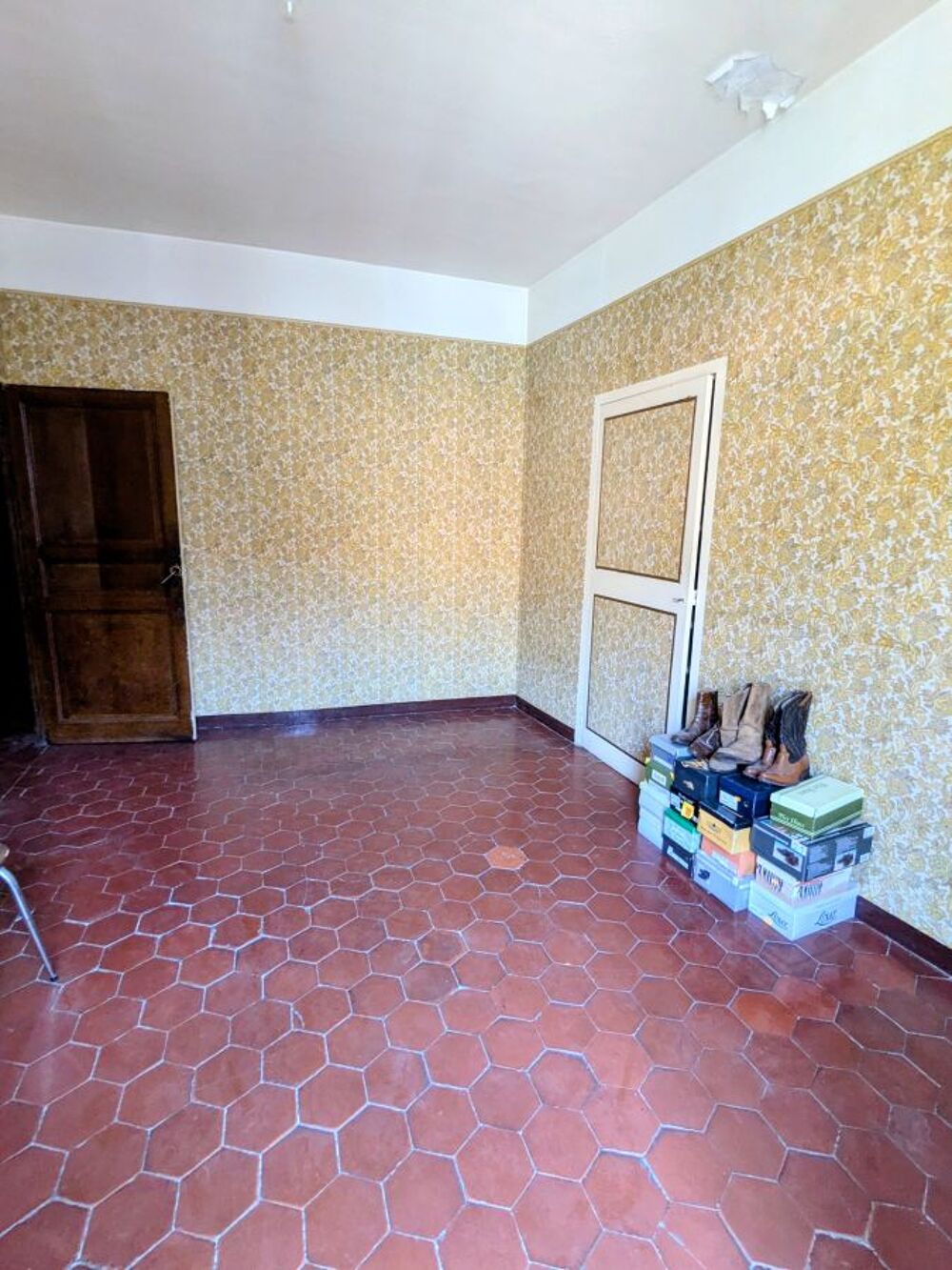 Maison avec cour et dépendances