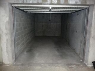  Parking / Garage à louer 1 pièce 15 m²