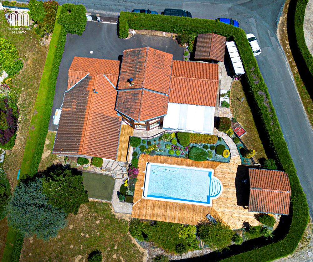 Villa d'architecte de 199.12 m2 - piscine - 4 ch- putting green de golf - 1513 m2 terrain - 2 garages / Monist