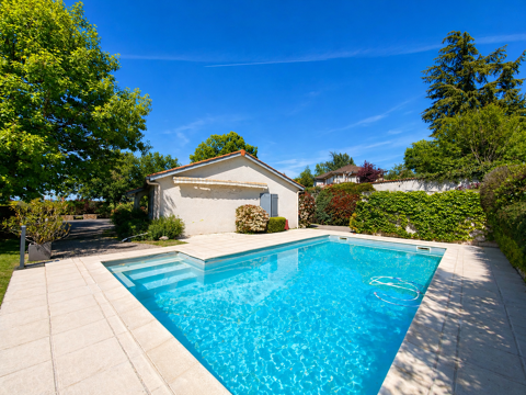   VILLA DE 184M2 AVEC PISCINE ET DEPENDANCE / SAINT-GALMIER Maison - 6 pi�ce(s) - 184 m�