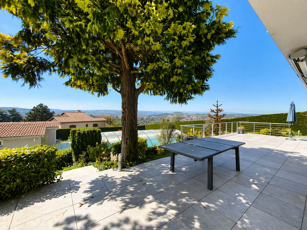 VILLA DE 280m2 AVEC PISCINE ET DEPENDANCE / VUE EXEPTIONNELLE / SAINT-GENEST LERPT