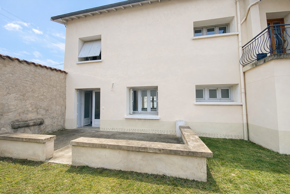 APPARTEMENT F3 TRAVERSANT AVEC TERRASSE ET STATIONNEMENT / SURY LE COMTAL