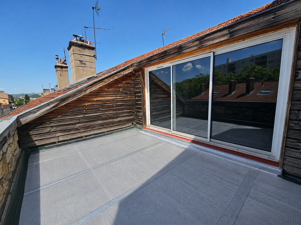 Appartement de type f3 de caractere 71,01 m2 carrez (109,91 m2 au sol) + terrasse - prox. chateaucreux - ideal