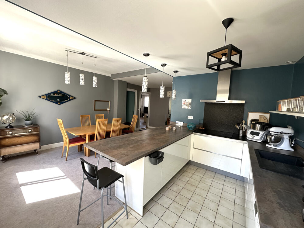 Appartement de type F6 de 140.14 m2 - 4 chambres - 2 balcons - cave - normes PMR / Saint-etienne Anatole Franc