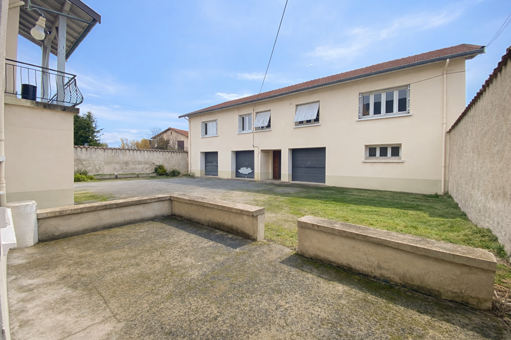 APPARTEMENT F3 TRAVERSANT AVEC TERRASSE ET STATIONNEMENT / SURY LE COMTAL