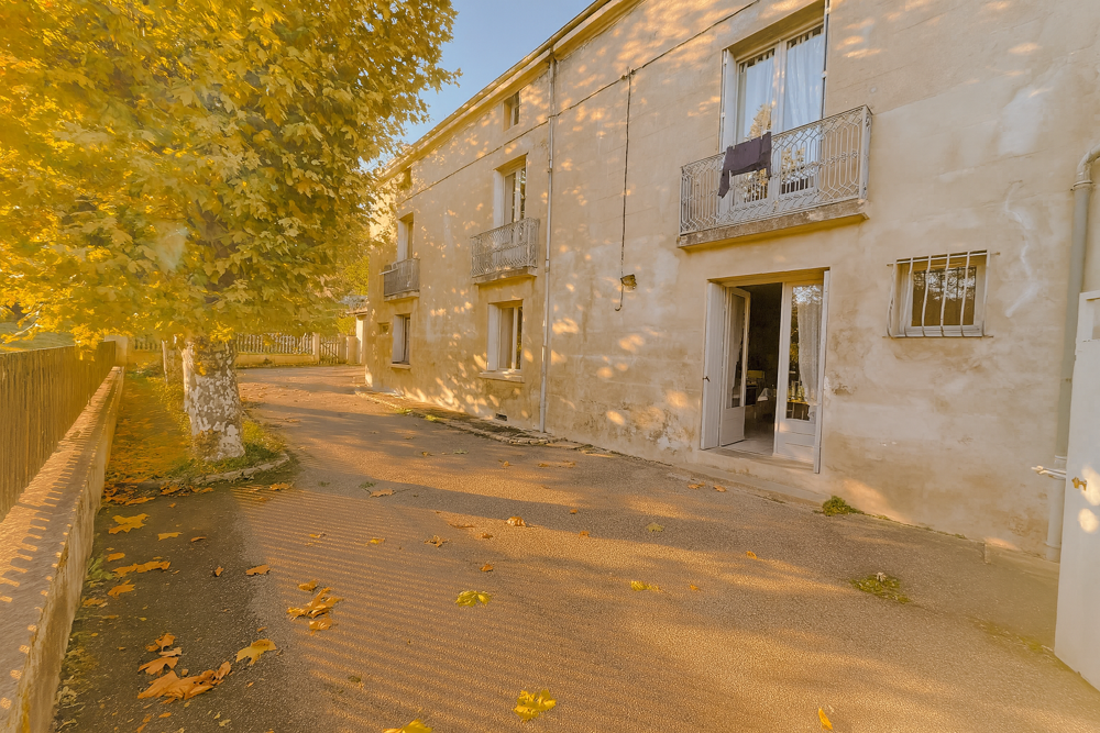 MAISON AVEC HANGARD ET GARAGES SECTEUR TERRENOIRE PROCHE DES ACCES AUTOROUTIER