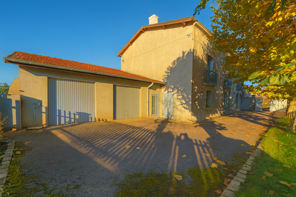 MAISON AVEC HANGARD ET GARAGES SECTEUR TERRENOIRE PROCHE DES ACCES AUTOROUTIER