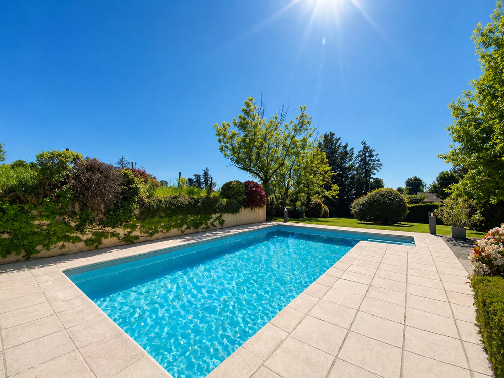 VILLA DE 184M2 AVEC PISCINE ET DEPENDANCE / SAINT-GALMIER