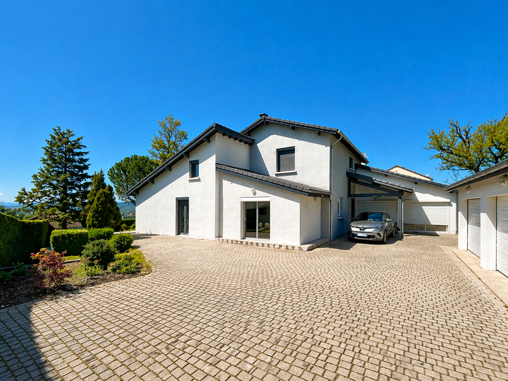 VILLA DE 280m2 AVEC PISCINE ET DEPENDANCE / VUE EXEPTIONNELLE / SAINT-GENEST LERPT