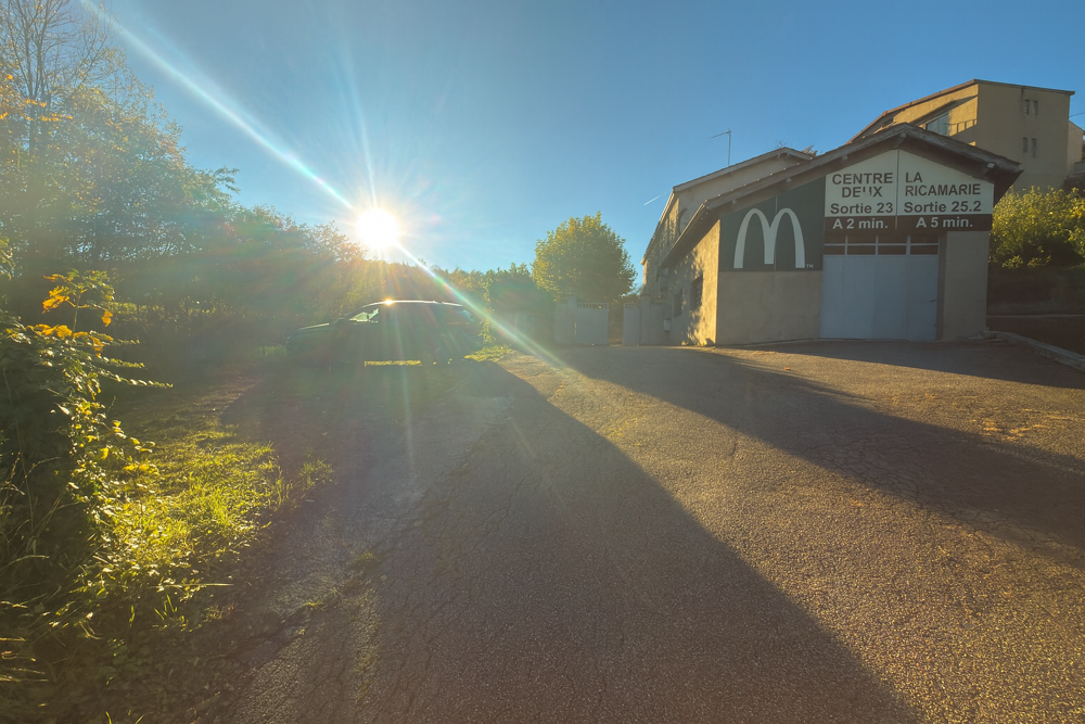 MAISON AVEC HANGARD ET GARAGES SECTEUR TERRENOIRE PROCHE DES ACCES AUTOROUTIER