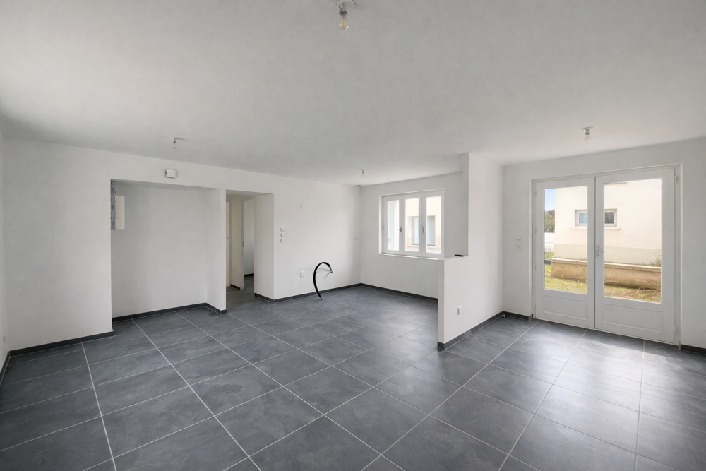 APPARTEMENT F3 TRAVERSANT AVEC TERRASSE ET STATIONNEMENT / SURY LE COMTAL