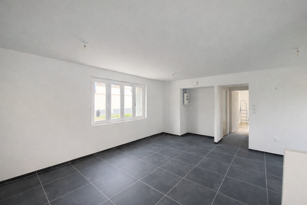 APPARTEMENT F3 TRAVERSANT AVEC TERRASSE ET STATIONNEMENT / SURY LE COMTAL