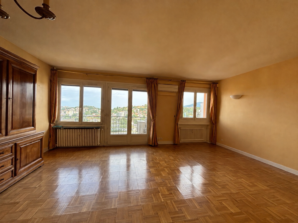 SAINT ETIENNE SECTEUR HPL BOULEVARD DE LA PALLE - APPARTEMENT T4 DE 91,70m2 A RAFRAICHIR AVEC BALCON LOGGIA CA