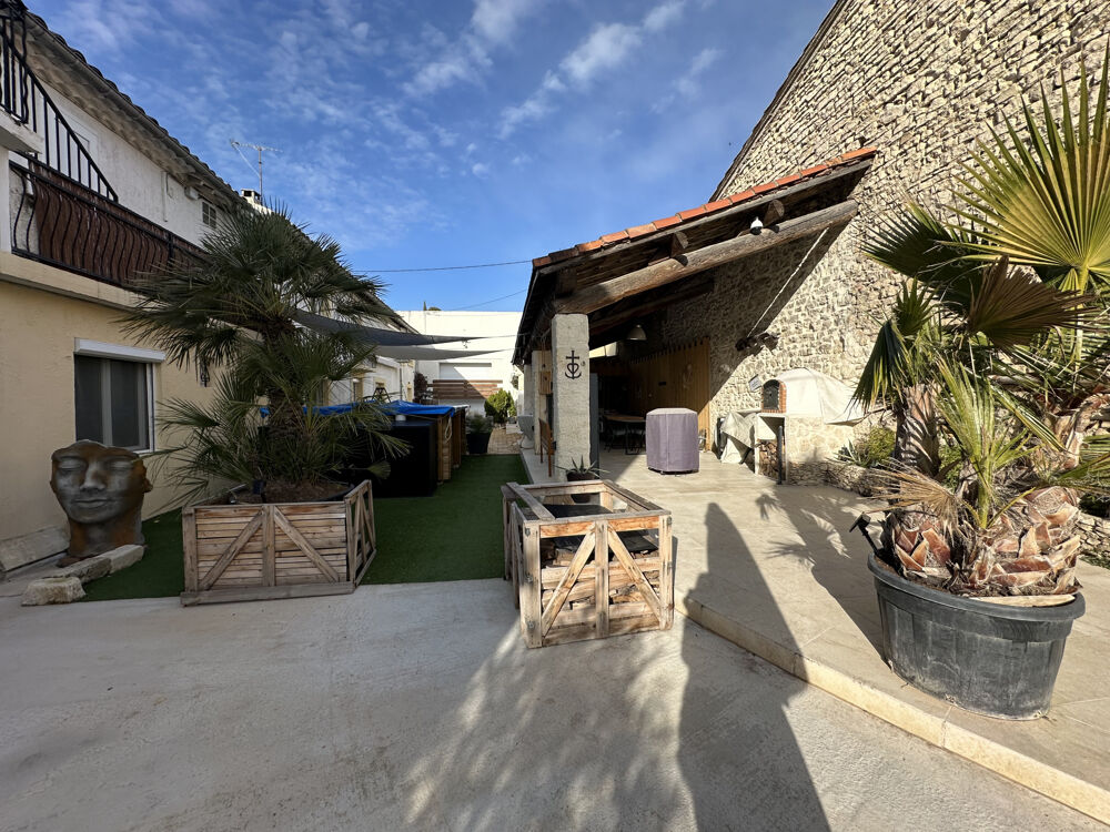 Maison de ville T5 avec dépendance, garage et terrasse.
