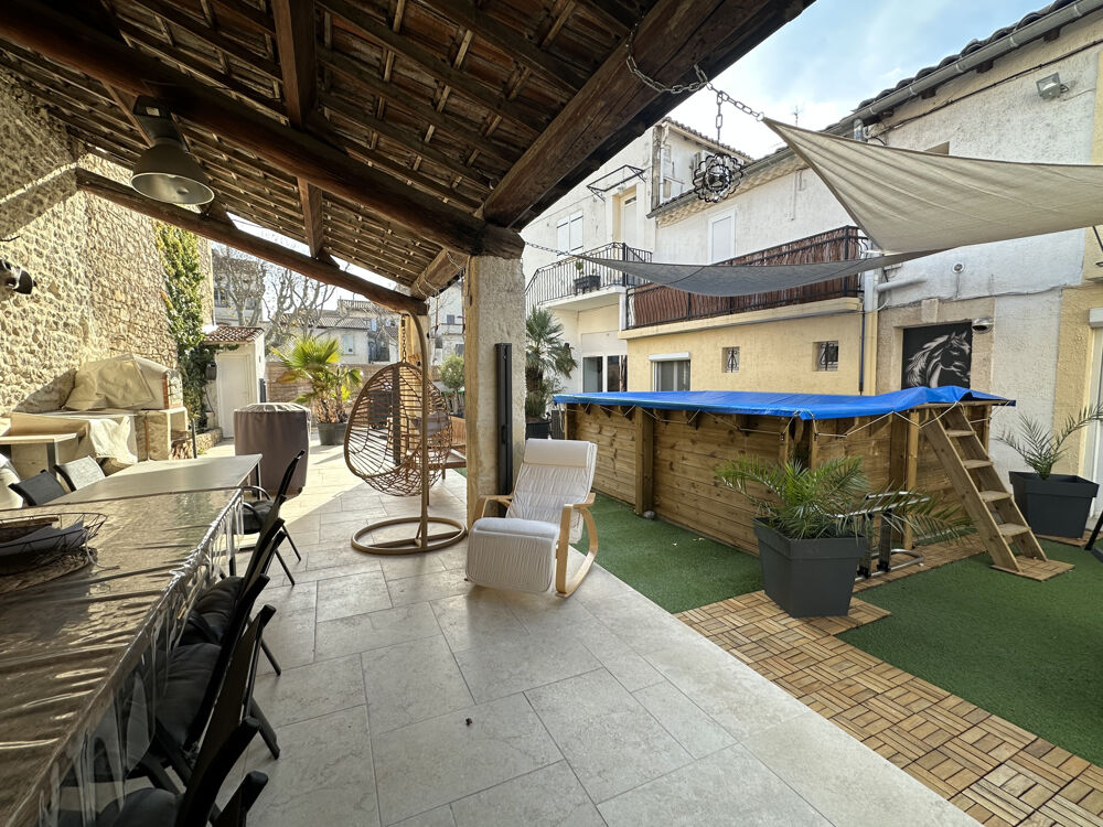 Maison de ville T5 avec dépendance, garage et terrasse.