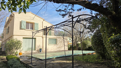   Belle Construction Traditionnelle de 348 m2 avec piscine. Quartier Recherch� Maison - 12 pi�ce(s) - 265 m�