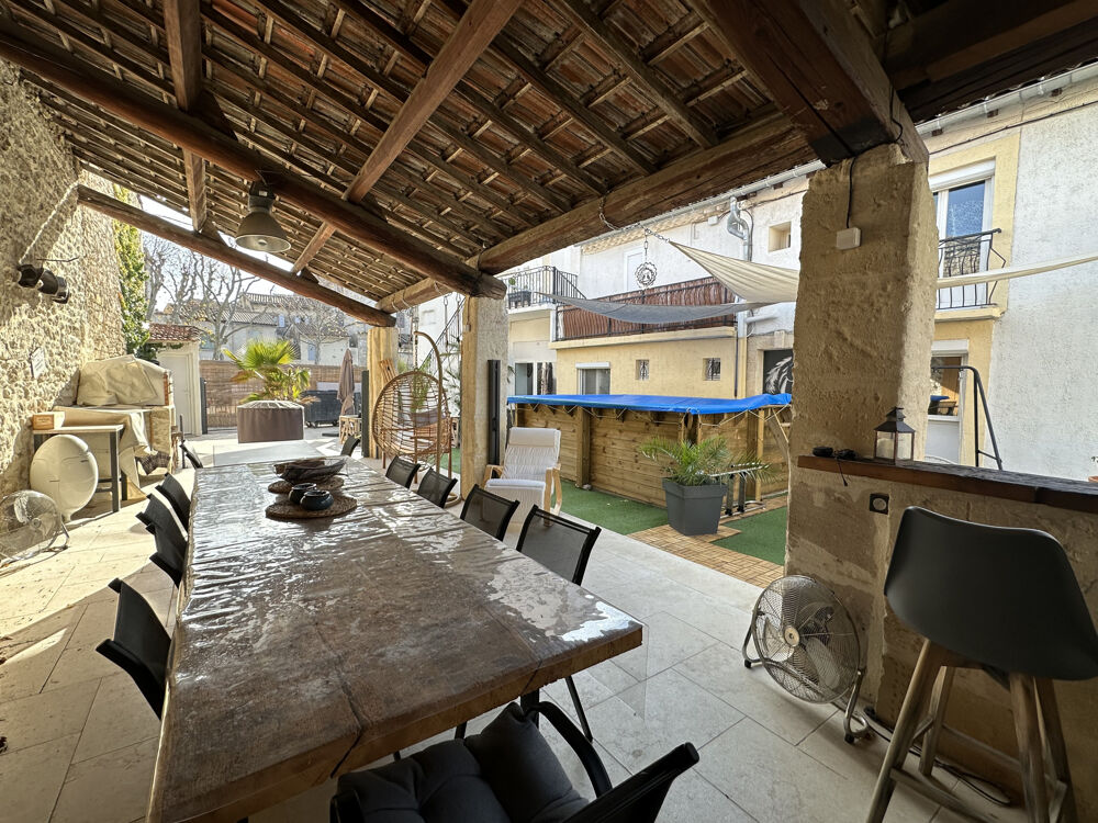 Maison de ville T5 avec dépendance, garage et terrasse.