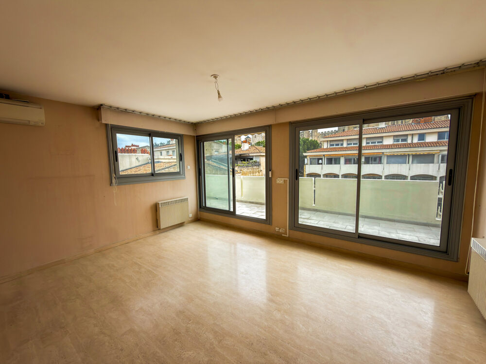 Vente Appartement Dernier étage avec terrasse panoramique de 40 m2,  vue palais des Papes et garage privé. Avignon