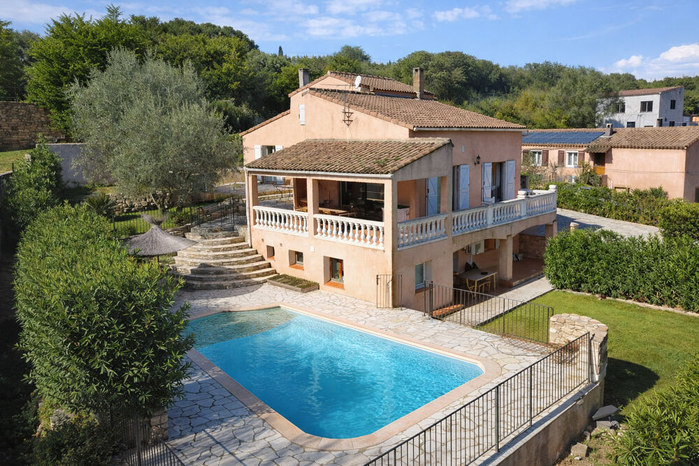 Maison de 175 m2 avec appartement de type2/3 indépendant, piscine et garage sur une parcelle de 1285 m2