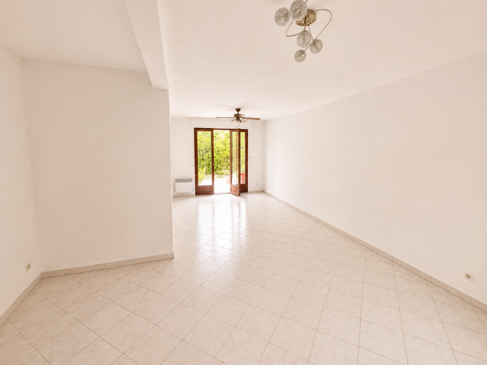 Appartement en rez-de-jardin avec extérieurs à proximité des commodités