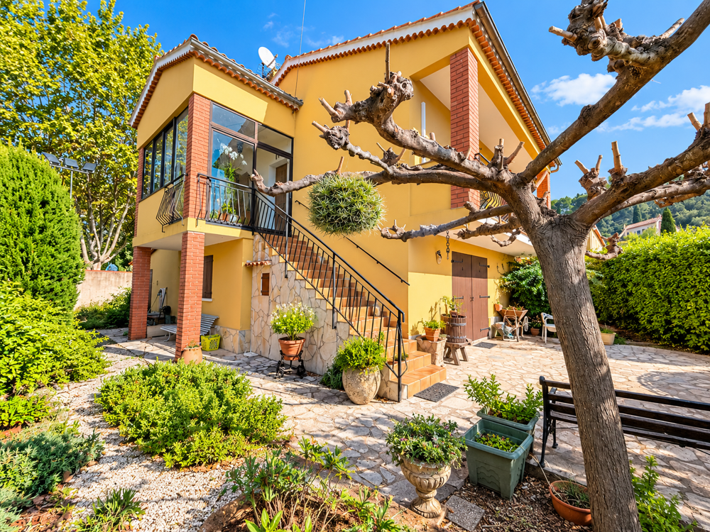 Vente Maison MAISON DE 150 M2 AVEC DEUX LOGEMENTS INDÉPENDANTS, GARAGE ET TERRAIN DE 644 M2 Sollies toucas