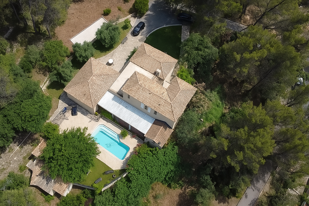 Bastide provençale de 250 m2 avec dépendance de 70 m2, sous sol de 100 m2, piscine sur une parcelle de 16 000