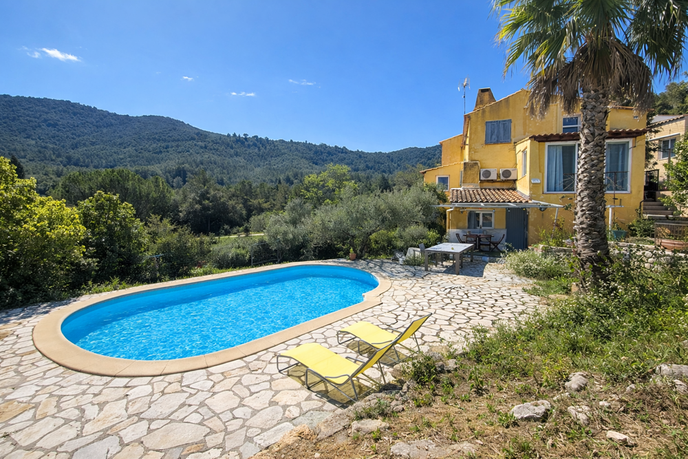 Maison de caractère avec 2 studios, piscine, sous sol et abris voiture sur une parcelle de 1250 m2