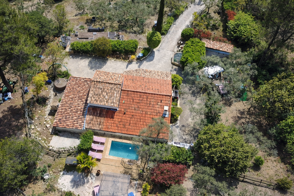 Maison de 101 m2 avec piscine sur une parcelle de 18 703 m2