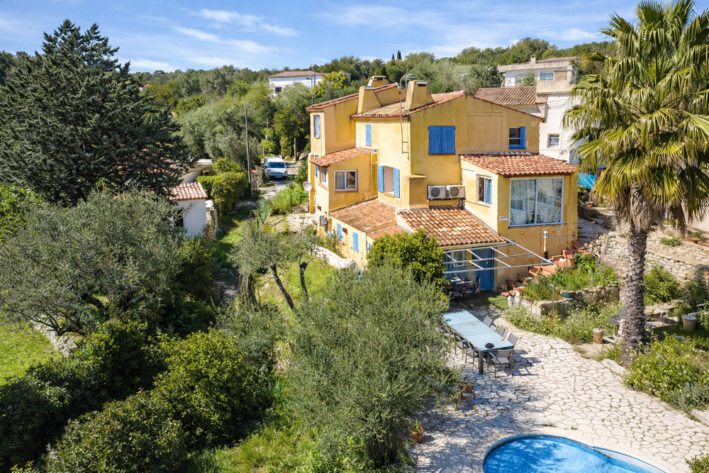 Maison de caractère avec 2 studios, piscine, sous sol et abris voiture sur une parcelle de 1250 m2