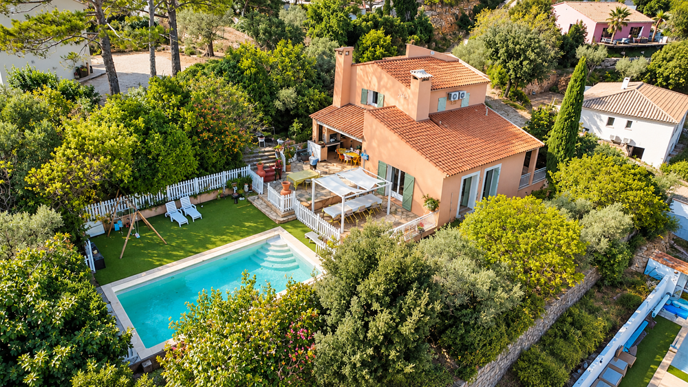 Vente Maison Maison de 210 m2 avec piscine et garage sur une parcelle de 1971 m2 Sollies ville