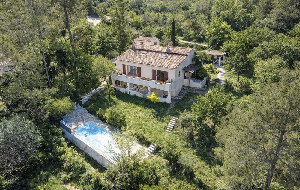 Maison de caractère avec dépendance, sous-sol et piscine au calme absolu sur 3000 m2