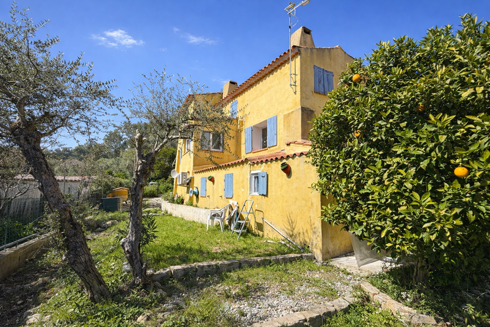 Maison de caractère avec 2 studios, piscine, sous sol et abris voiture sur une parcelle de 1250 m2